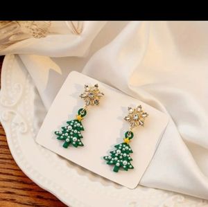 ** BRAND NEW BEAUTIFUL CHRISTMAS TREE EARRINGS